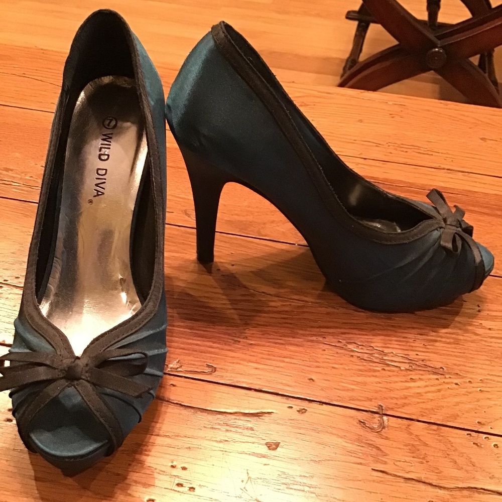 Wild Diva 7 teal with black trim & bow tie accent on top 4.5” heels NWT